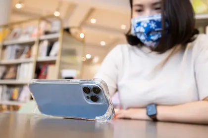 LazyCase透明隱形iPhone手機殼開箱，告別傳統支架設計
